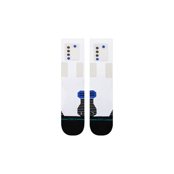 Stance Storm Crew-strømperne er unisex og hvide med sorte, blå og grå geometriske mønstre inspireret af robotter og med knap- og paneldetaljer. Tåen og hælen er sorte for et moderne touch.