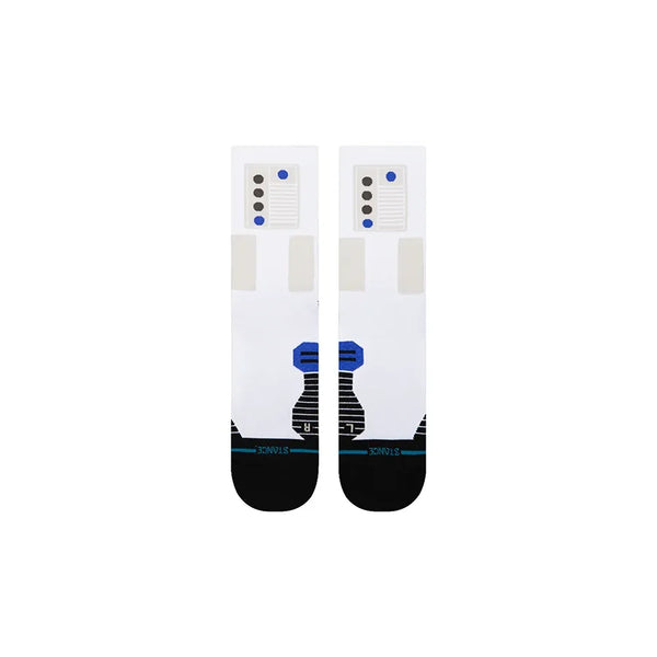 Stance Storm Crew-strømperne er unisex og hvide med sorte, blå og grå geometriske mønstre inspireret af robotter og med knap- og paneldetaljer. Tåen og hælen er sorte for et moderne touch.