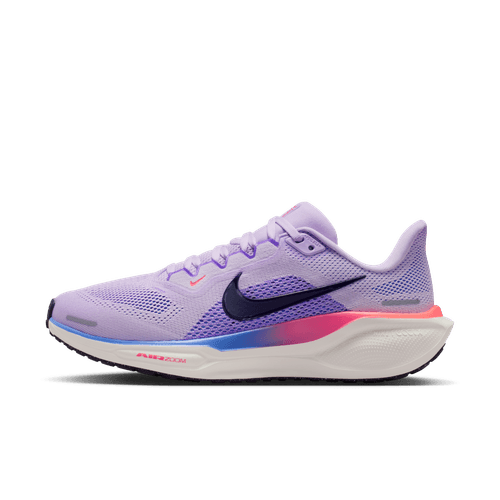 Nike Pegasus 41 Dame i Violet Mist/Purple Dynasty-Bright Violet har sort Swoosh, rosa og blå mellemsål, hvid ydersål og overdel i åndbart mesh, vist i venstre side på en hvid baggrund.