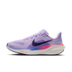 Nike Pegasus 41 Dame i Violet Mist/Purple Dynasty-Bright Violet har sort Swoosh, rosa og blå mellemsål, hvid ydersål og overdel i åndbart mesh, vist i venstre side på en hvid baggrund.