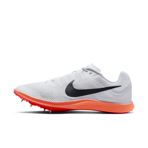 Nike Rival Distance løbesko, unisex i White/Obsidian-Bright Crimson, har en sort swoosh, åndbar mesh-overdel, orange sål og synlige pigge - ideel til tempo- og intervaltræning. Vises på en almindelig hvid baggrund.