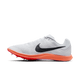 Nike Rival Distance løbesko, unisex i White/Obsidian-Bright Crimson, har en sort swoosh, åndbar mesh-overdel, orange sål og synlige pigge - ideel til tempo- og intervaltræning. Vises på en almindelig hvid baggrund.