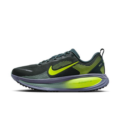 En Nike Vomero 18 herre løbesko i Seaweed/Volt-Cannon-Sanded Purple vises i sideprofil mod en hvid baggrund, med den karakteristiske Volt swoosh og ZoomX mellemsål samt tyk polstret sål og grå ydersål.