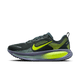 En Nike Vomero 18 herre løbesko i Seaweed/Volt-Cannon-Sanded Purple vises i sideprofil mod en hvid baggrund, med den karakteristiske Volt swoosh og ZoomX mellemsål samt tyk polstret sål og grå ydersål.