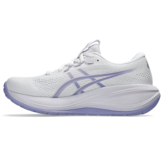 ASICS Gel-Cumulus 28 Dame i White/Bluebell er en løbesko til kvinder, vist fra siden på en almindelig hvid baggrund.