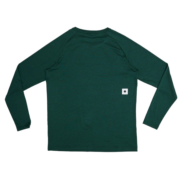 Saysky Logo Pace Long Sleeve til mænd i grøn er afbilledet liggende med ryggen opad og har et lille hvidt mærke med en sort stjerne nederst i højre side.