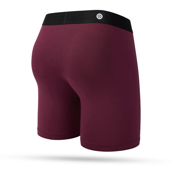 Et par Stance Fig Boxer Briefs til herrer i fig, med en sort linning med et lille cirkulært logo, vist bagfra på en hvid baggrund - stilfuld undertøj i en fed nuance.