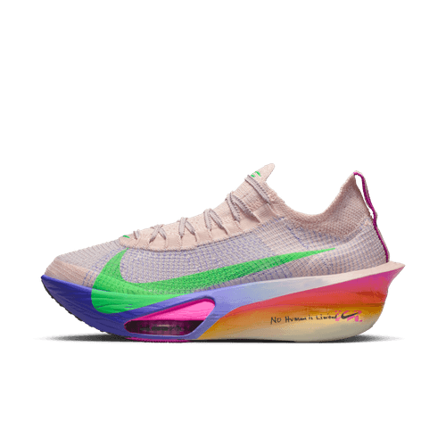 Nike Alphafly Next% 3 "Eliud Kipchoge" til mænd i Silt Red/Green Shock-Bright Ceramic har en lyserød overdel, grøn swoosh, regnbuesål og teksten "No Human is Limited" på en almindelig hvid baggrund.