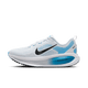 Nike Vomero 18, Herre, White/Black-Blue Hero har en overdel i hvid mesh med blå detaljer, sort swoosh-logo og en blå ZoomX-sål, der giver optimal stødabsorbering og let åndbarhed.