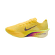 En gul Nike Vaporfly Next% 4 løbesko til kvinder med sort swoosh, tyk lilla-pink gradientsål og ZOOMX på siden. Inspireret af Vaporfly 4-design i Citron Pulse/Indigo Burst-Laser Orange, vist på hvid baggrund.