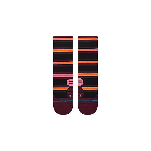 Stance Wayfarer Light Crew, Dame, Fig-strømperne har vandrette striber i sort, orange, pink og bordeaux med en pink kettlebell-grafik nær tæerne og en blå linje over tåområdet.