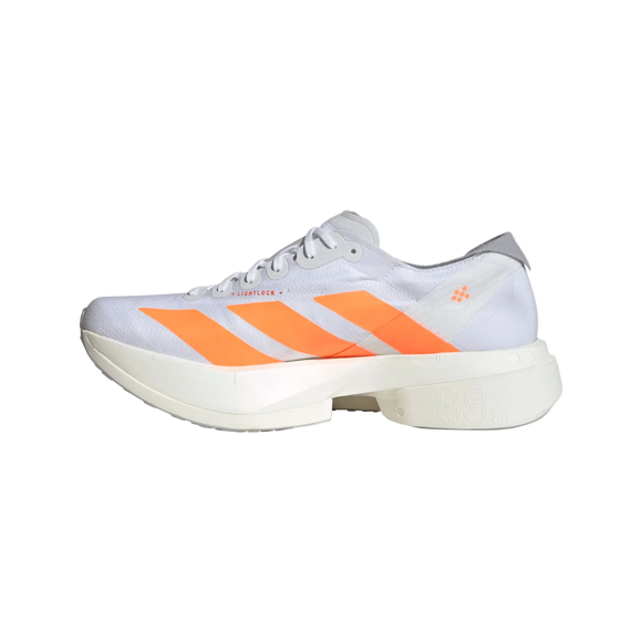 En hvid Adidas Adizero Adios Pro 4 racersko til mænd i Cloud White/Lucid Orange/Lucid Red med lysende orange striber, tyk sål og hvide snørebånd vises på en almindelig lysegrå baggrund.