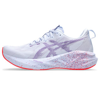 Asics Novablast 5 Tokyo løbesko herre i Blue Fade/Edo Purple har et lyslilla logo, hvide snørebånd, tyk hvid sål med røde prikker, FF BLAST PLUS ECO tech og knaldrød ydersål. Vist side om side mod en almindelig hvid baggrund.