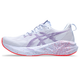 Asics Novablast 5 Tokyo løbesko herre i Blue Fade/Edo Purple har et lyslilla logo, hvide snørebånd, tyk hvid sål med røde prikker, FF BLAST PLUS ECO tech og knaldrød ydersål. Vist side om side mod en almindelig hvid baggrund.