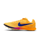 Nike Zoom Rival Distance, Herre, i farven Citron Pulse/Indigo Burst-Hyper Violet, har et gult design med blå swoosh, orange mellemsål og metal atletik-pigge på sålen. Skoen vises mod en hvid baggrund.