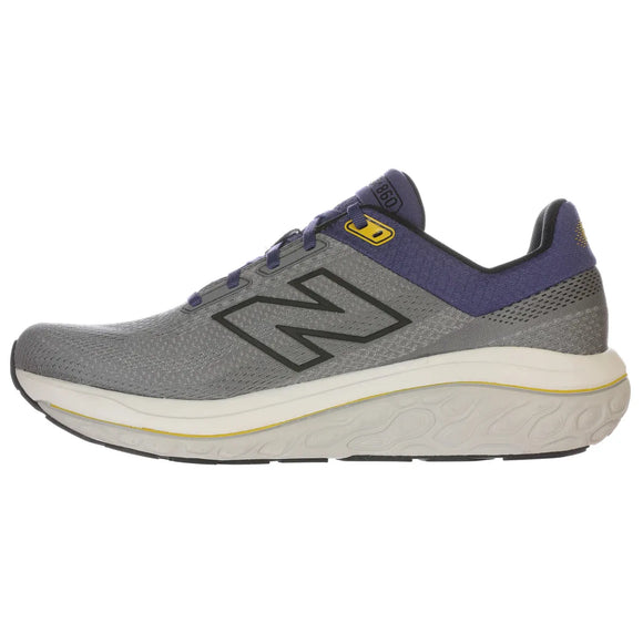 New Balance Freshfoam 860 V14 Herre i Slate Grey er en løbesko til mænd med et stort N-logo, lilla og gule detaljer og en tyk struktureret hvid sål. Vist fra siden, mod venstre, mod en hvid baggrund.