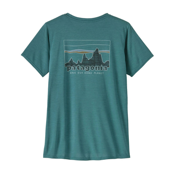 Patagonia W's Cap Cool Daily Graphic Shirt i 73 Skyline/Wetland Blue X-Dye er en hurtigtørrende dame t-shirt med UPF-beskyttelse og et rygprint af bjergkonturer, "patagonia", og teksten "Save Our Home Planet".