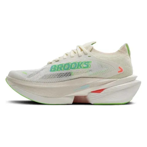 Brooks Hyperion Max 3 Dame i Coconut/Green Gecko/Pink Clay er vist fra siden med overdel i mesh, tyk segmenteret sål og grønt branding med neongrønne og orange accenter på en ensfarvet baggrund.