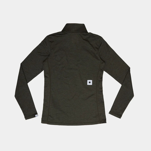 En Saysky W Pace 1/2 Zip Long Sleeve, Dame, Green er lagt fladt bagud på en hvid baggrund. Et lille firkantet mærke med mærkets stjernelogo er syet fast nederst på ryggen.