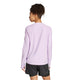 En kvinde med kort krøllet hår ses bagfra iført en Adidas Otr B Ls, Dame, Powplu-top og sorte sportsshorts, stående på en hvid baggrund.