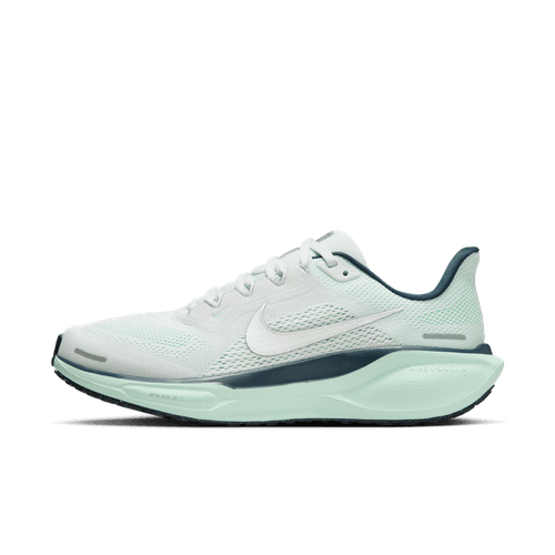 En hvid Nike Pegasus 41 løbesko til dame med Ghost Aqua/Metallic Silver-Mint Foam farvet sål i React-skum, mesh-overdel, snørebånd og side-logo. Baggrunden er ensfarvet hvid.