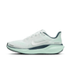 En hvid Nike Pegasus 41 løbesko til dame med Ghost Aqua/Metallic Silver-Mint Foam farvet sål i React-skum, mesh-overdel, snørebånd og side-logo. Baggrunden er ensfarvet hvid.