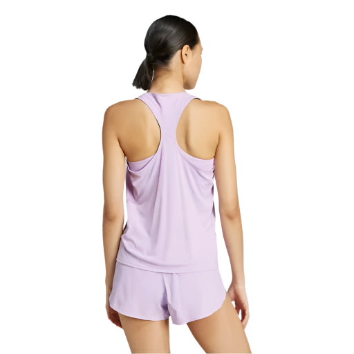 En kvinde med mørkt hår i hestehale ses bagfra iført Adidas Adizero E Tank til kvinder i powplu. Hun står på en almindelig hvid baggrund, klar til ethvert løbetøjseventyr.