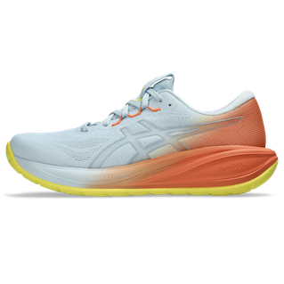 Asics Gel-Cumulus 28, Herre, Sky/Sun Peach er en neutral løbesko med en lyseblå mesh-overdel, orange hæl, gul sål og synligt ASICS-mærke på siden.