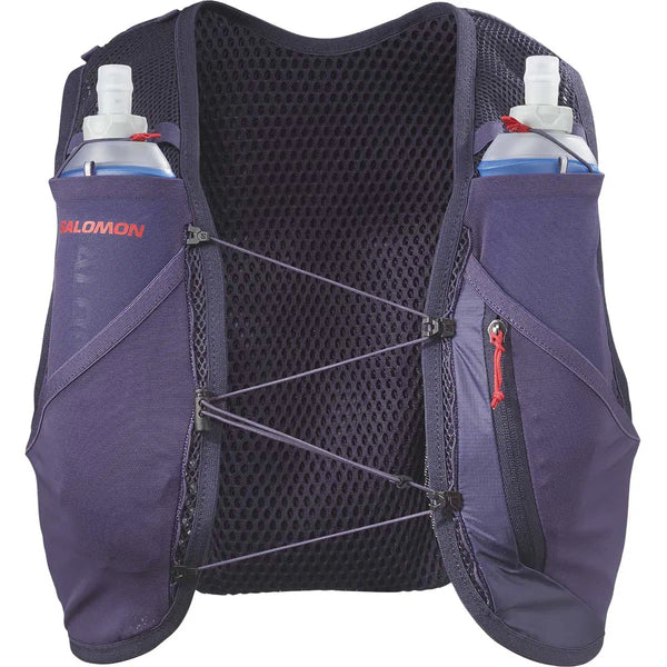 Salomon Active Skin 4 Set løbevest, unisex, i Maritime Blue/Astral Aura/Haute Red, er lavet til trailløb med netryg, to frontlommer til softflasker, lynlåsrum, justerbare elastiksnore og logoet på venstre side.