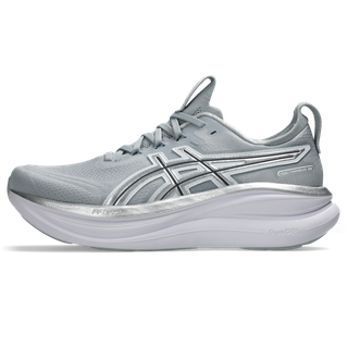 Asics Gel-Nimbus 28 Herre i Piedmont Grey/Pure Silver "Atc" har en overdel i mesh, sølv og hvide detaljer, snørelukning, polstret hvid sål og det karakteristiske ASICS-logo på siden.
