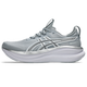 Asics Gel-Nimbus 28 Herre i Piedmont Grey/Pure Silver "Atc" har en overdel i mesh, sølv og hvide detaljer, snørelukning, polstret hvid sål og det karakteristiske ASICS-logo på siden.