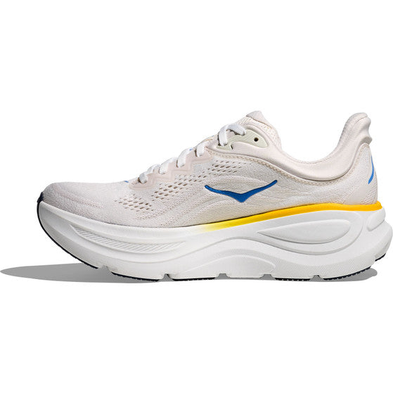 Hoka Bondi 9 dame løbesko i White/Grout har en tyk, kurvet sål for maksimal stødabsorbering, gul detalje på mellemsålen, blåt logo og trim, hvide snørebånd og mesh-overdel. Skoen ses fra siden mod hvid baggrund.