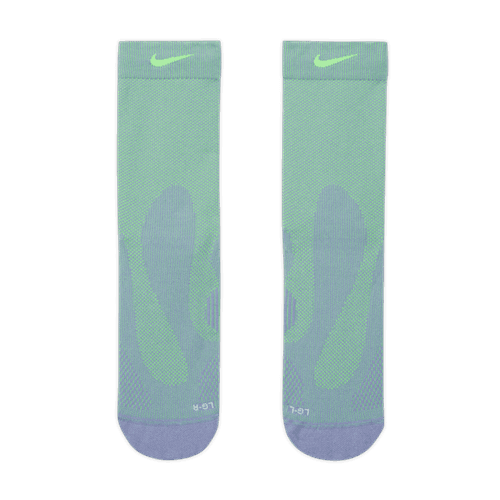 Et par Nike Fast Lightweight Crew-strømper i jernlilla og spændingsgrøn, vist fladt på en hvid baggrund - et ideelt unisex-alternativ til din foretrukne løbe-T-shirt.