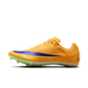 Nike Zoom Rival Sprint, Herre, i Citron Pulse/Indigo Burst-Hyper Violet har et levende orange design med en lilla swoosh, grøn spidssål og lav profil, der vises fra siden på en almindelig hvid baggrund.
