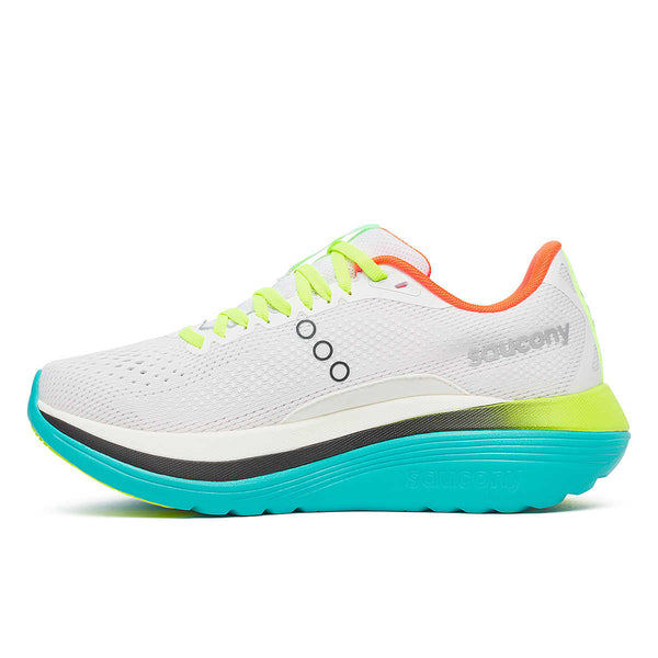 Saucony Endorphin Trainer Dame i White/Mutant har neongule snørebånd, en turkis og hvid sål, sorte detaljer, orange ankeldetaljer, tre sorte cirkler på siden og synlig Saucony-branding.