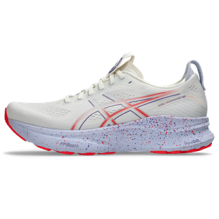 Asics Gel-Kayano 32 Tokyo for herre i Cream/Edo Purple har snørelukning, prikket mellemsål for stabilitet og Tokyo-logoet på siden med lyseblå og røde detaljer samt en rød ydersål.