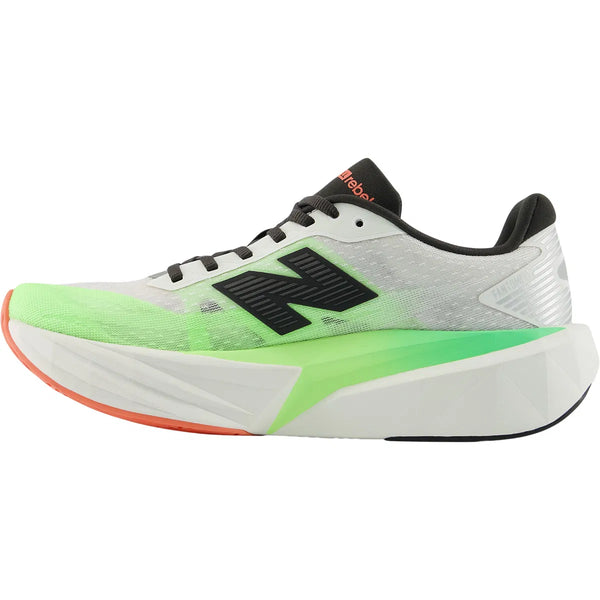 Et sidebillede af New Balance Fuelcell Rebel V5 Dame i White/Mint Flash EKIDEN har en hvid og mintgrøn overdel, et fedt sort N-logo, sorte snørebånd, en overdimensioneret hvid og mintfarvet sål og en orange accent på den forreste ydersål.