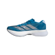 Adidas Adizero Boston 13 løbesko herre i Solblu/Silvmt/Dksobl har hvide sidestriber, blå snørebånd og en tyk hvid Lightstrike Pro-sål. Skoen er vist fra siden på en almindelig hvid baggrund.