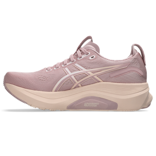 ASICS Gel-Kayano 32 Dame i Morganite/Pearl Pink har en tyk, polstret sål for maksimal komfort, snørelukning og det hvide ASICS-logo. Den buede sål giver optimal støtte med lagdelt støddæmpning for løb.