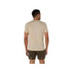 En mand står med ryggen til kameraet iført en Asics Road Seamless Ss Top, Herre, Cream og olivengrønne shorts på en hvid baggrund.