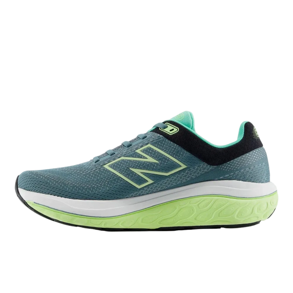 New Balance FreshFoam 860 v14 herre løbesko i Salt Water/Deep End/Afterglow har store N-logo, sort kravedetalje og tyk, tekstureret Fresh Foam mellemsål. Skoen vises fra siden mod en hvid baggrund.