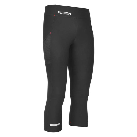 Fusion C3+ 3/4 Training Tight, Dame, Black har en lille sidelomme, refleksstribe i bunden og FUSION-logo på linningen. Disse svedtransporterende tights er vist på en almindelig hvid baggrund.