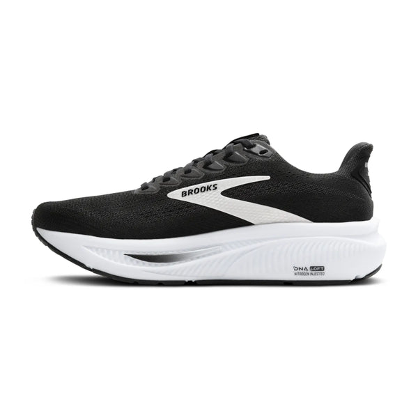 En Brooks Ghost 17, Herre, i sort/grå/hvid med blød dæmpning ses i profil mod venstre. Den sorte sko har en hvid sål og et hvidt logo, der vises mod en almindelig hvid baggrund.