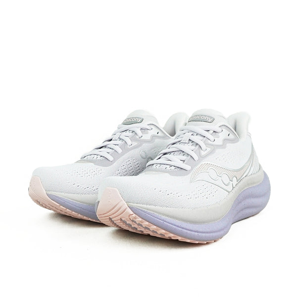 Et par Saucony Triumph 23 Dame Aster løbesko med hvide og lysegrå mesh-overdele samt lyserøde og lilla såler, præsenteret side om side på hvid baggrund. Diskret branding på sider og pløs.