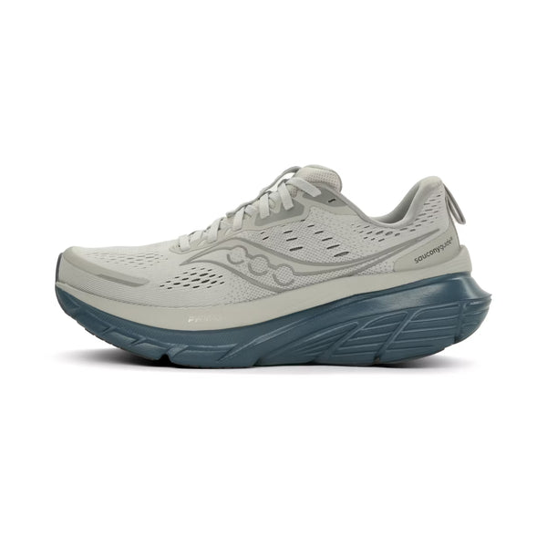 Saucony Guide 18 Herre i Fossil/Dusk er en lysegrå stabilitetsløbesko med perforerede detaljer, snørelukning og en tyk blågrå PWRRUN-mellemsål for komfort. Subtilt Saucony-logo og branding vises på siden.