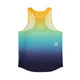 Saysky Drip Dye Flow Singlet, Herre, Blue Aop er en fugttransporterende racerback-tank med en gul til blå gradient og et diskret SAYSKY-logo og -stjerne. Ideel til herre-løbeentusiaster, der søger komfort og stil.