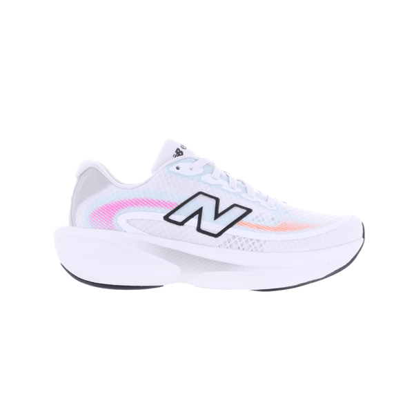 New Balance FreshFoam Ellipse Dame i hvid har et sort N-logo, blå og pink detaljer og en tyk hvid sål med FreshFoam Ellipse-støddæmpning, som vises på en almindelig hvid baggrund.