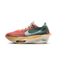 Et sidebillede af Nike Alphafly Next% 3 Prm Herre i Multi-Color/Clear-Starfish-Aloe Verde viser en farverig strikoverdel, stor grå Swoosh, tyk hvid ZoomX-skumsål med synlig støddæmpning og et aerodynamisk, futuristisk design.