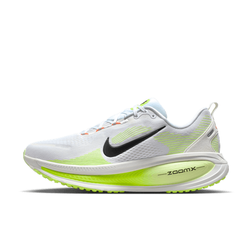 Nike Vomero 18 løbesko herre i White/Black-Volt-Barely Volt har en sort swoosh, lyseblå snørebånd, ZoomX-branding på den stødabsorberende sål - ideel til komfortabelt løbetræning. Sideprofil vist på almindelig hvid baggrund.