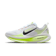 Nike Vomero 18 løbesko herre i White/Black-Volt-Barely Volt har en sort swoosh, lyseblå snørebånd, ZoomX-branding på den stødabsorberende sål - ideel til komfortabelt løbetræning. Sideprofil vist på almindelig hvid baggrund.